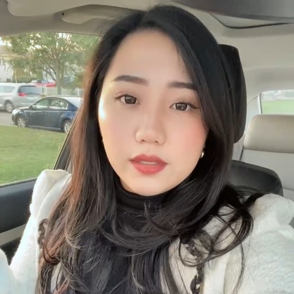 XOXO, Your Posher 🤍 - Picture 5 of 8